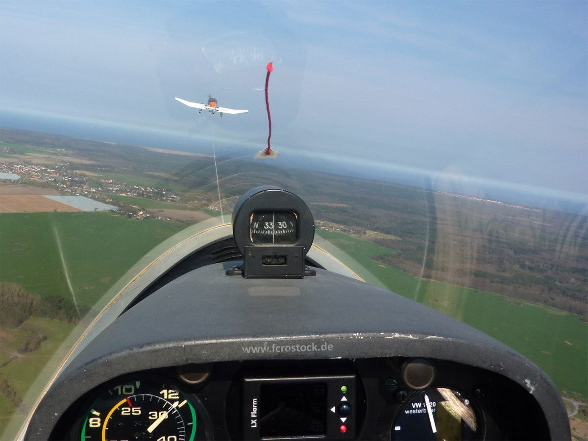 Blick aus dem Cockpit des Segelflugzeuges beim Flugzeugschlepp